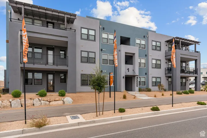View of apartment building / complex