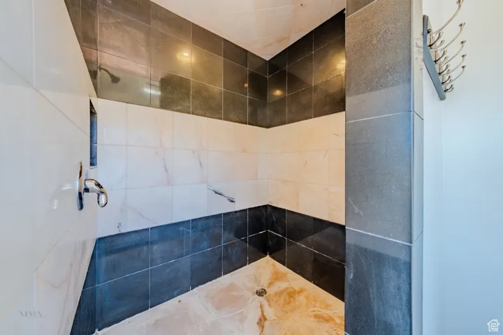 Bathroom featuring tiled shower