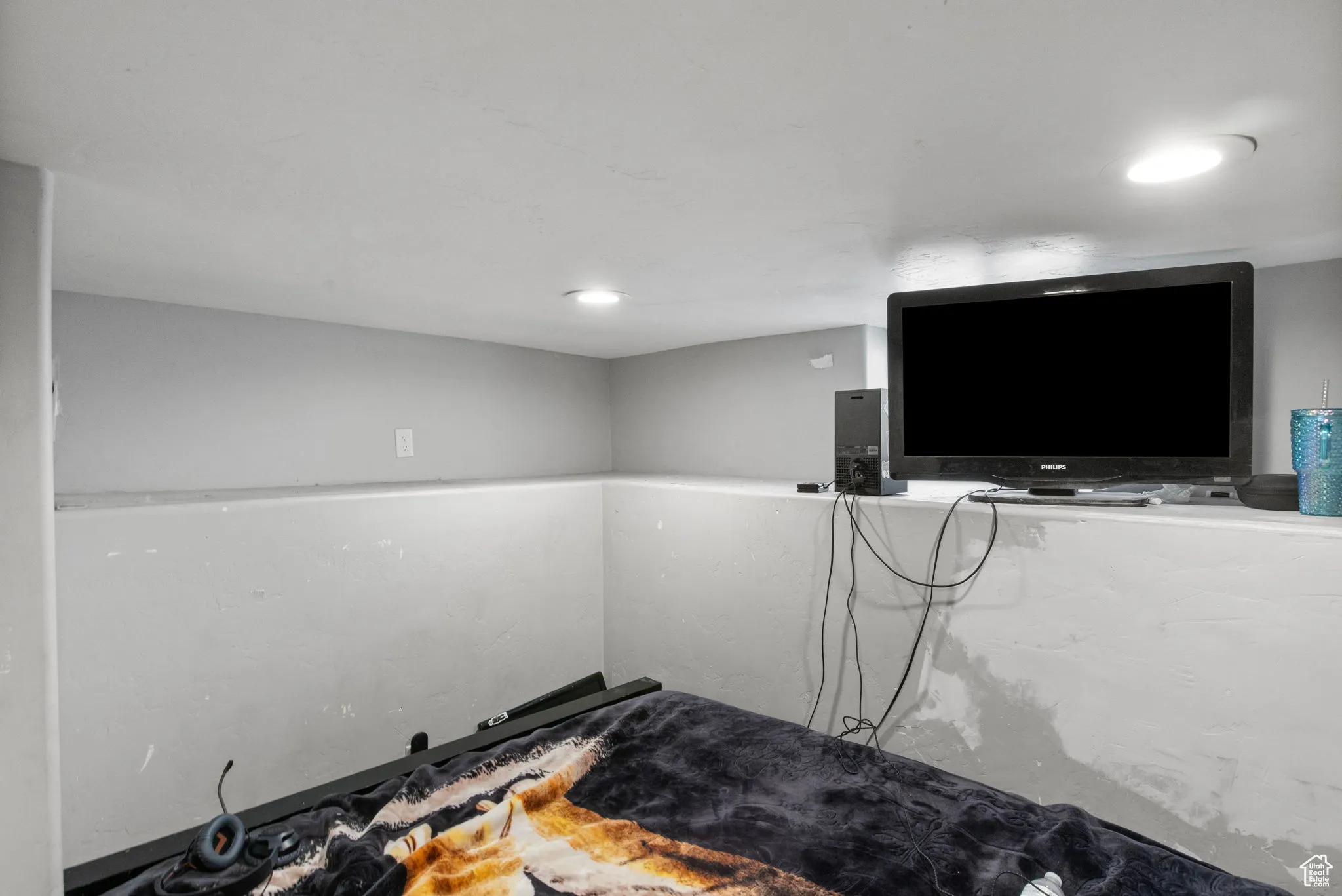 Interior space featuring recessed lighting