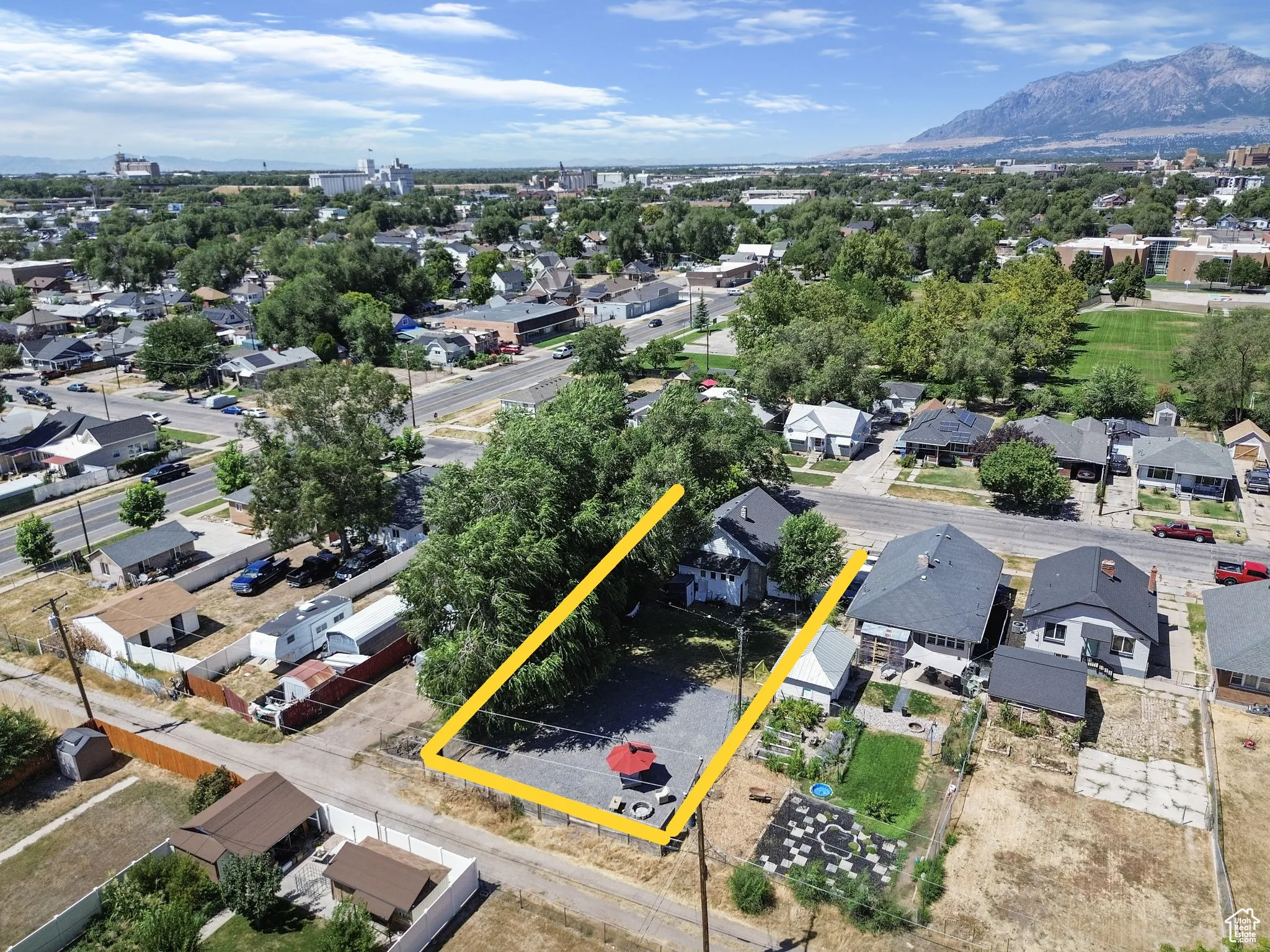 Aerial view of residential area featuring property parcel outlined