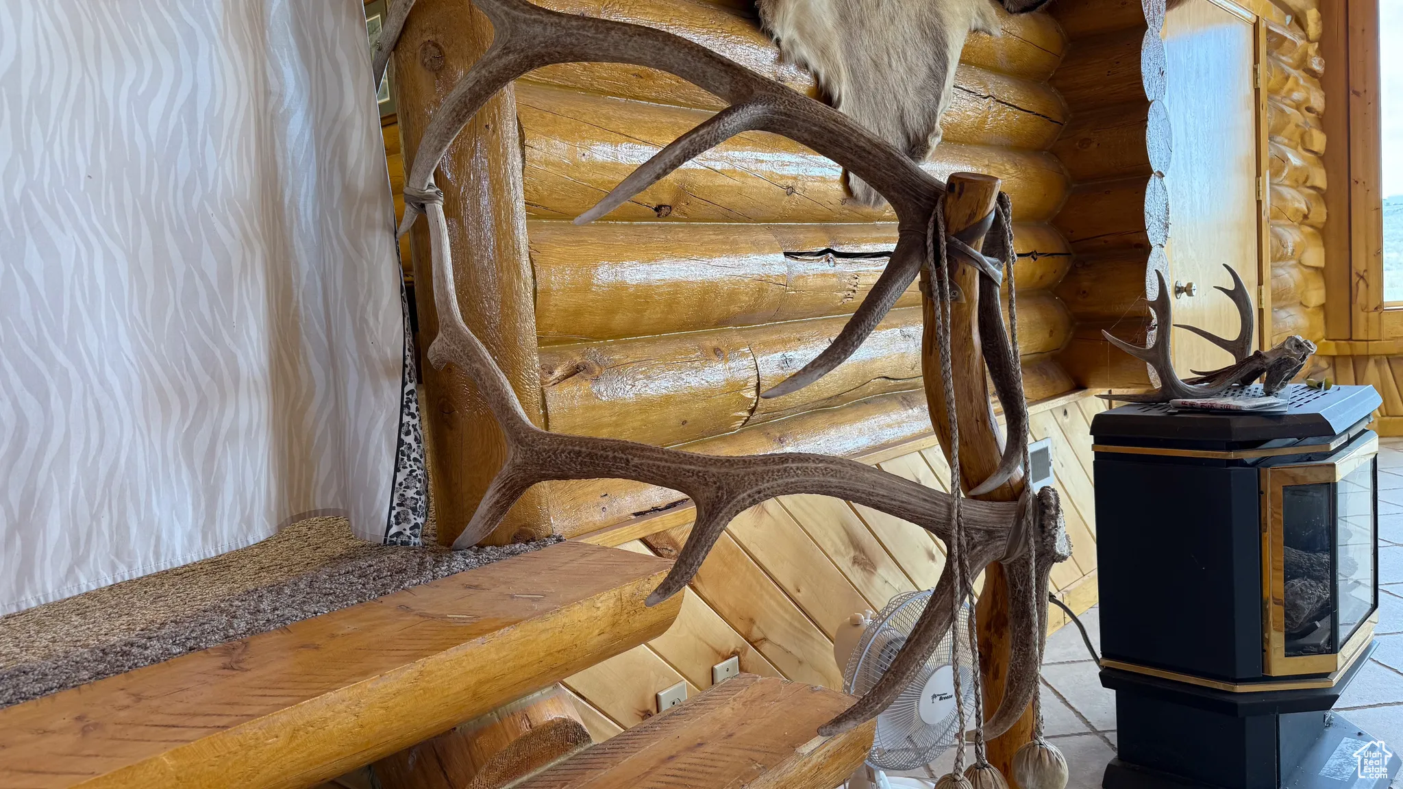 Detailed view of log walls