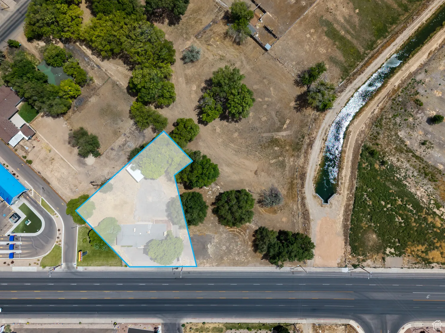Aerial overview of property's location featuring property boundaries highlighted
