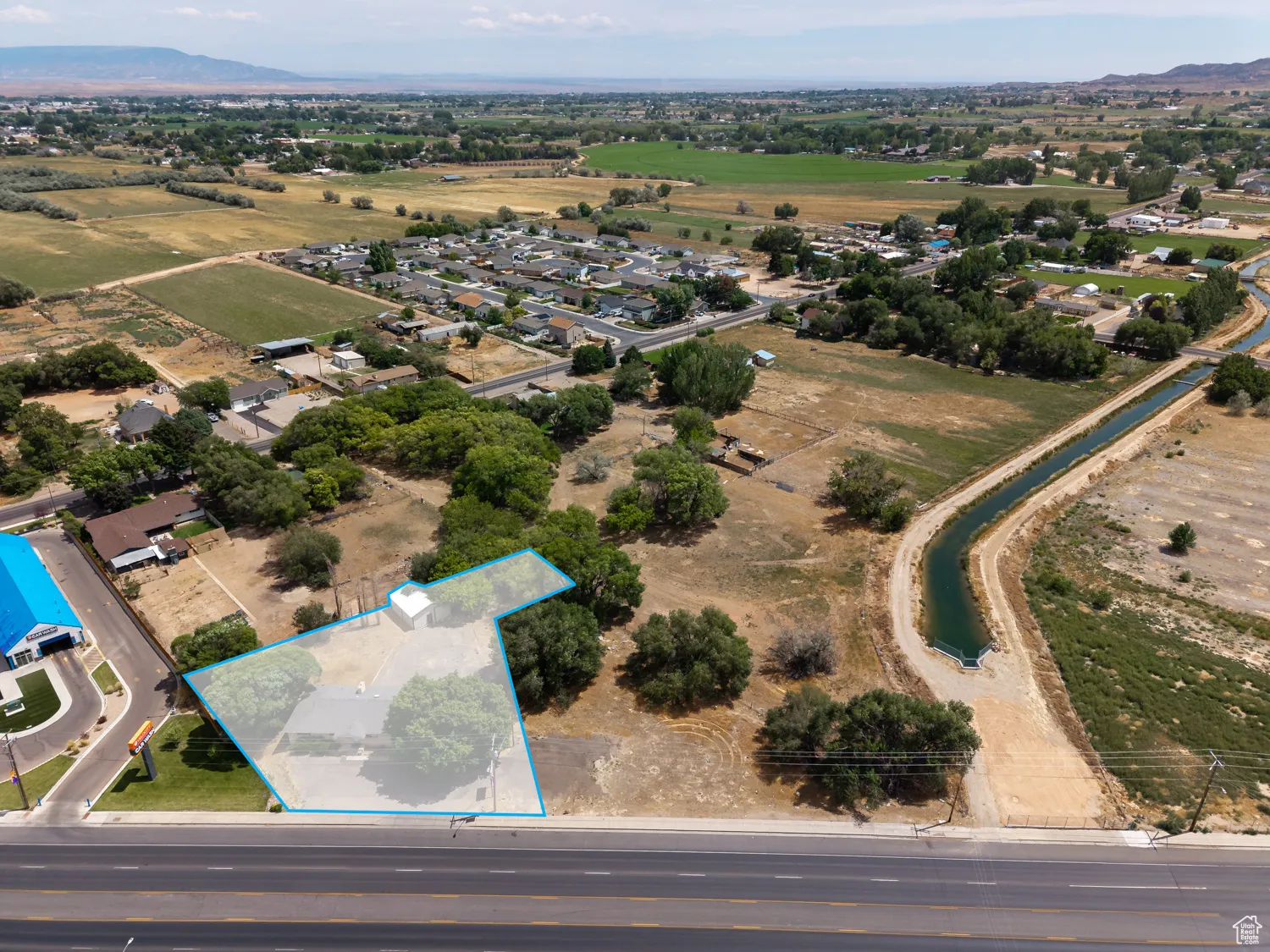 Aerial overview of property's location with property boundaries highlighted and mountains