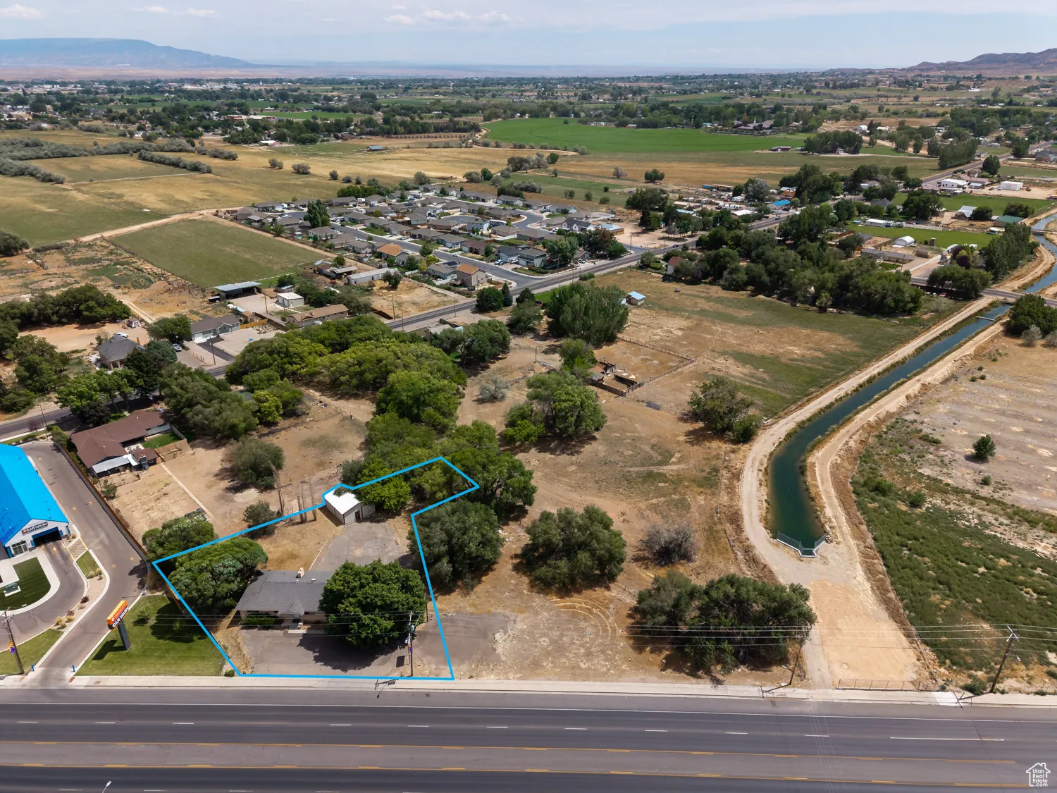 View of property location with property parcel outlined and a mountainous background