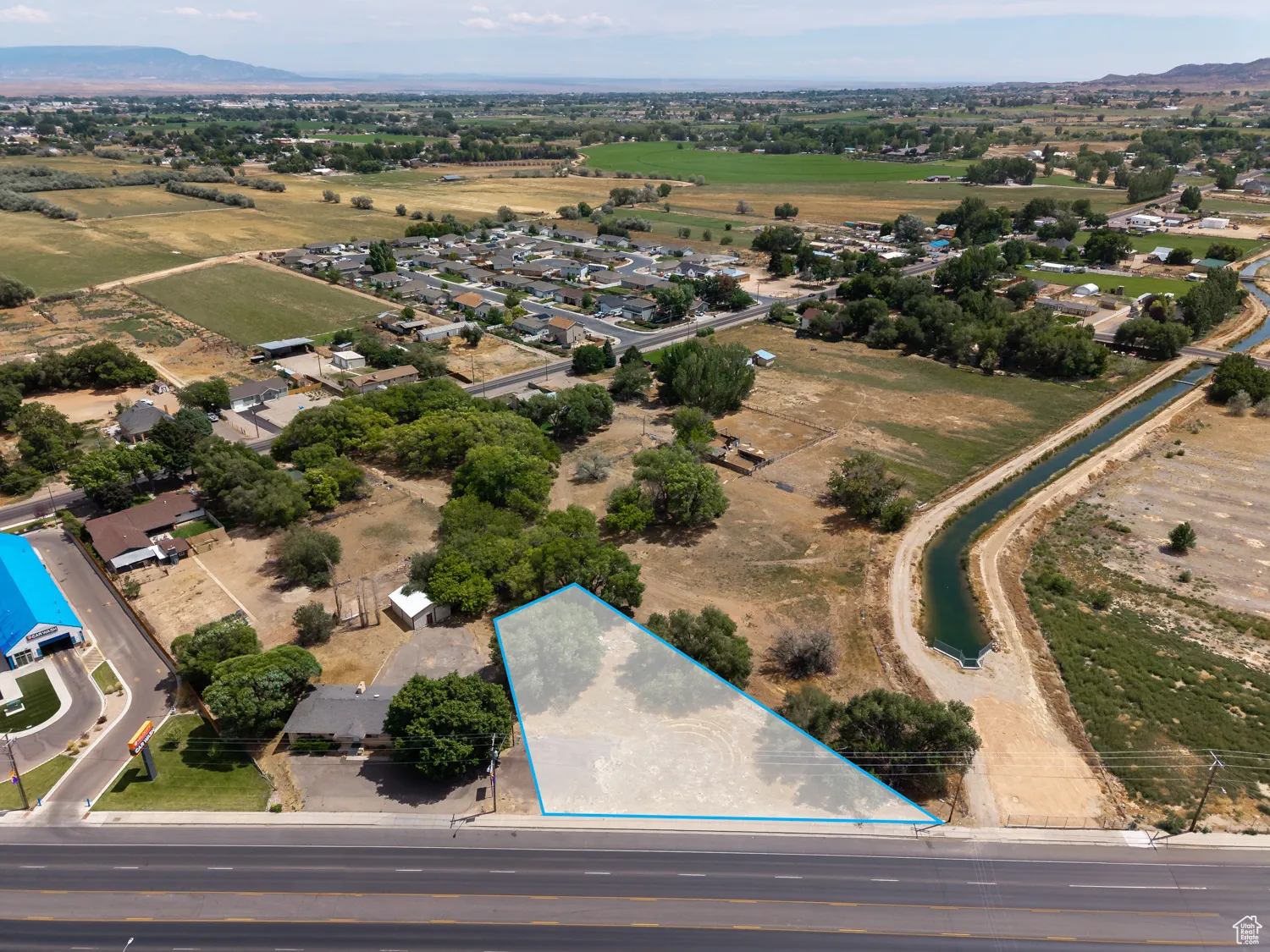 Aerial overview of property's location with property boundaries highlighted and a mountain backdrop