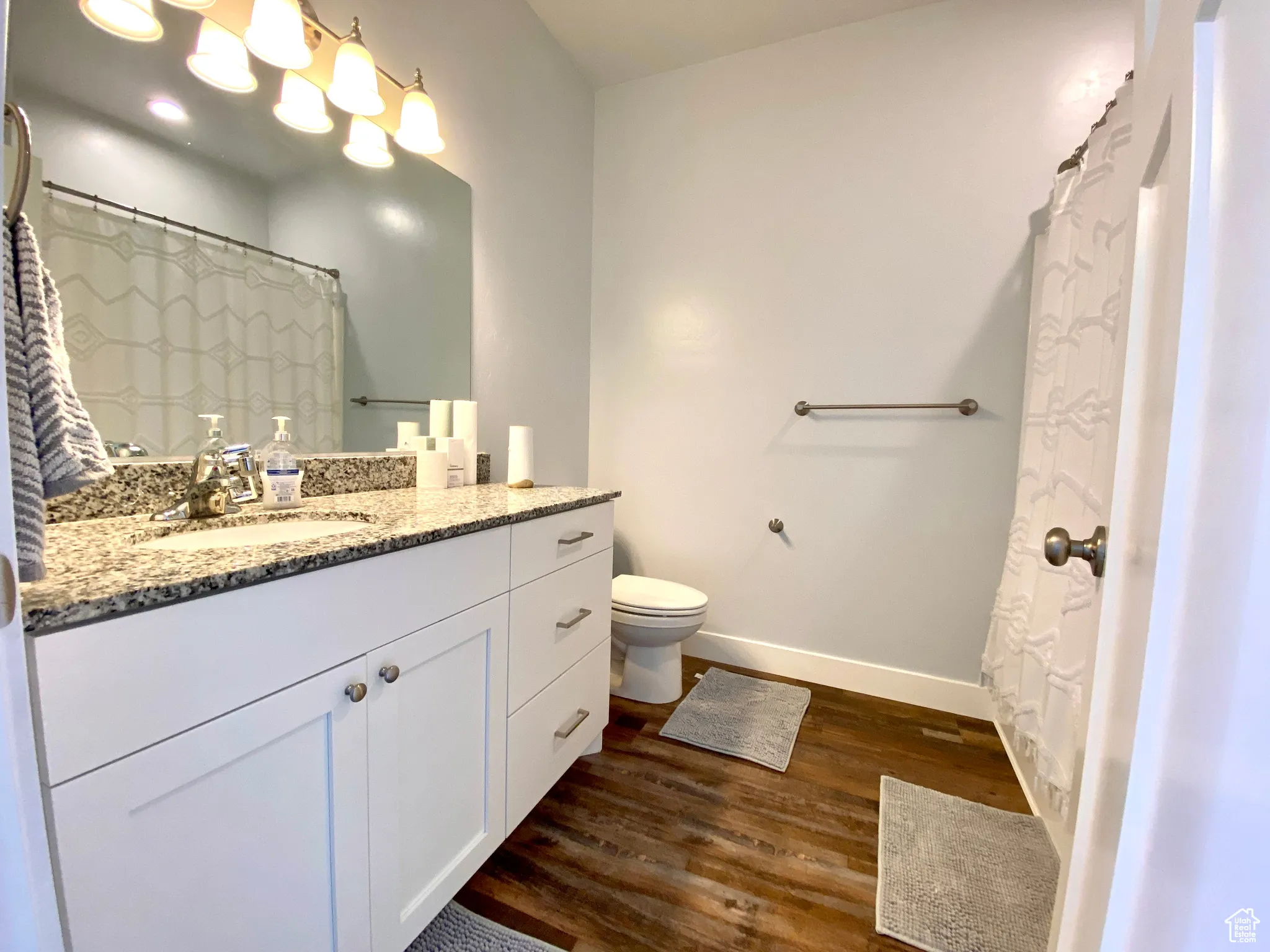 Primary full Bathroom with vanity and tub/shower.