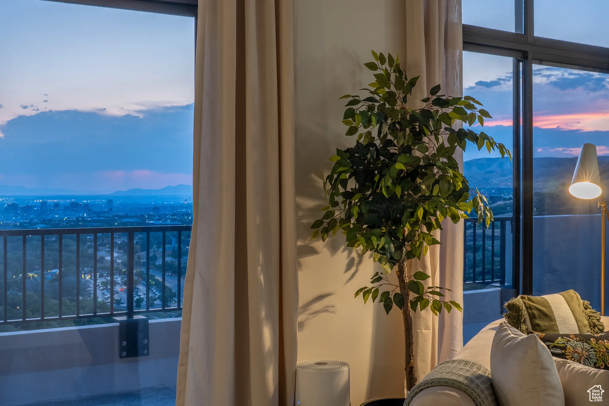 Balcony featuring a mountain view
