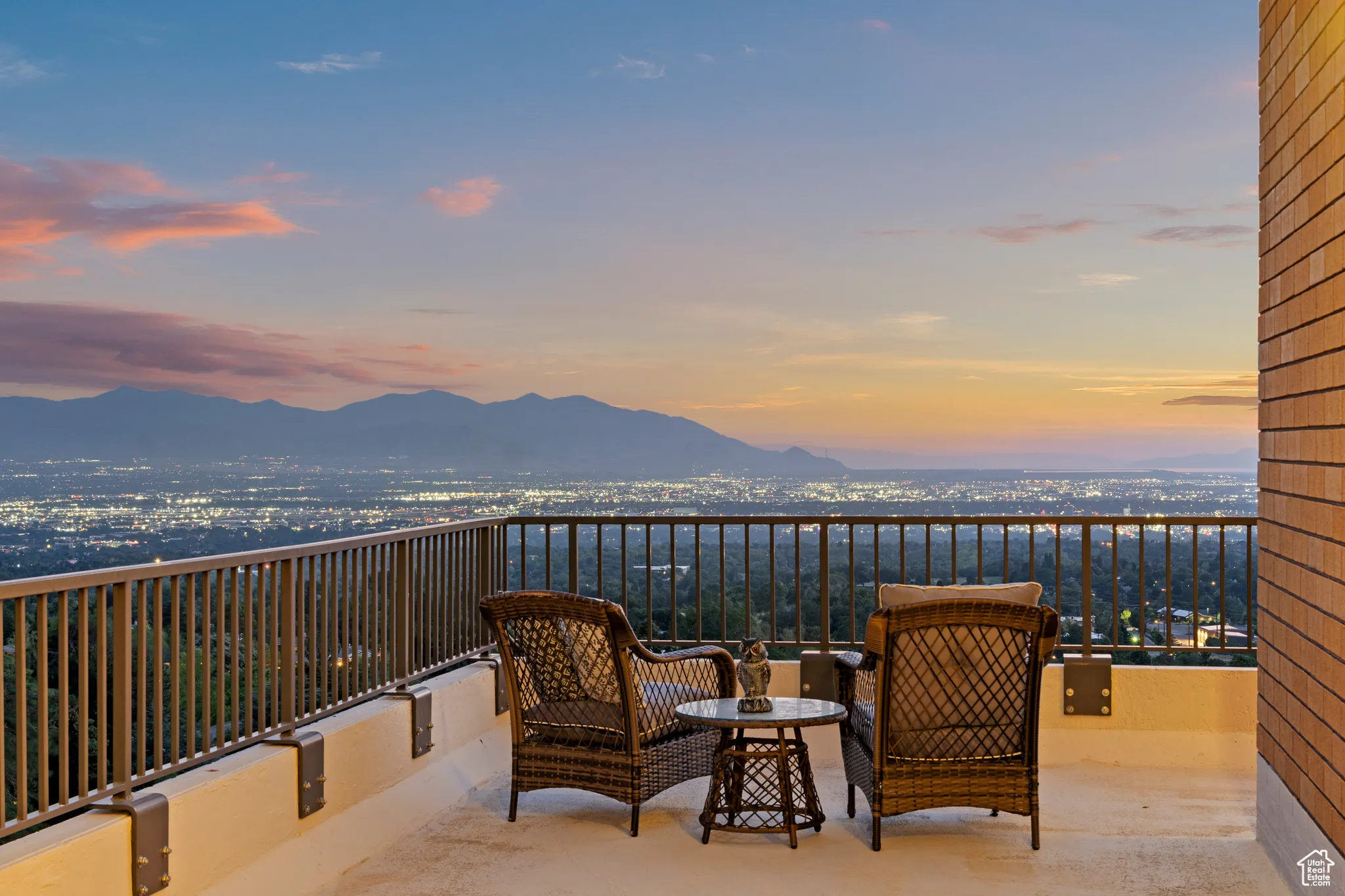 Balcony featuring a mountain view