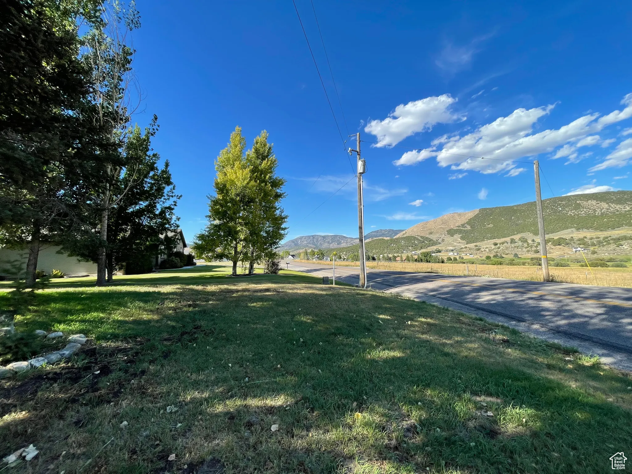 View of home's community featuring a mountain view and a yard