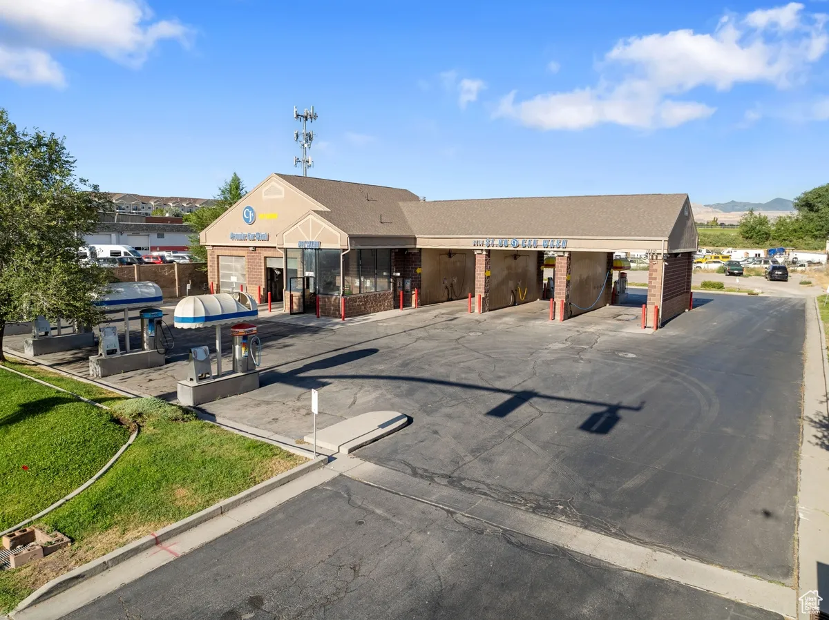 View of commercial location with uncovered parking