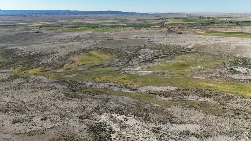 Aerial view of property's location featuring a mountain backdrop