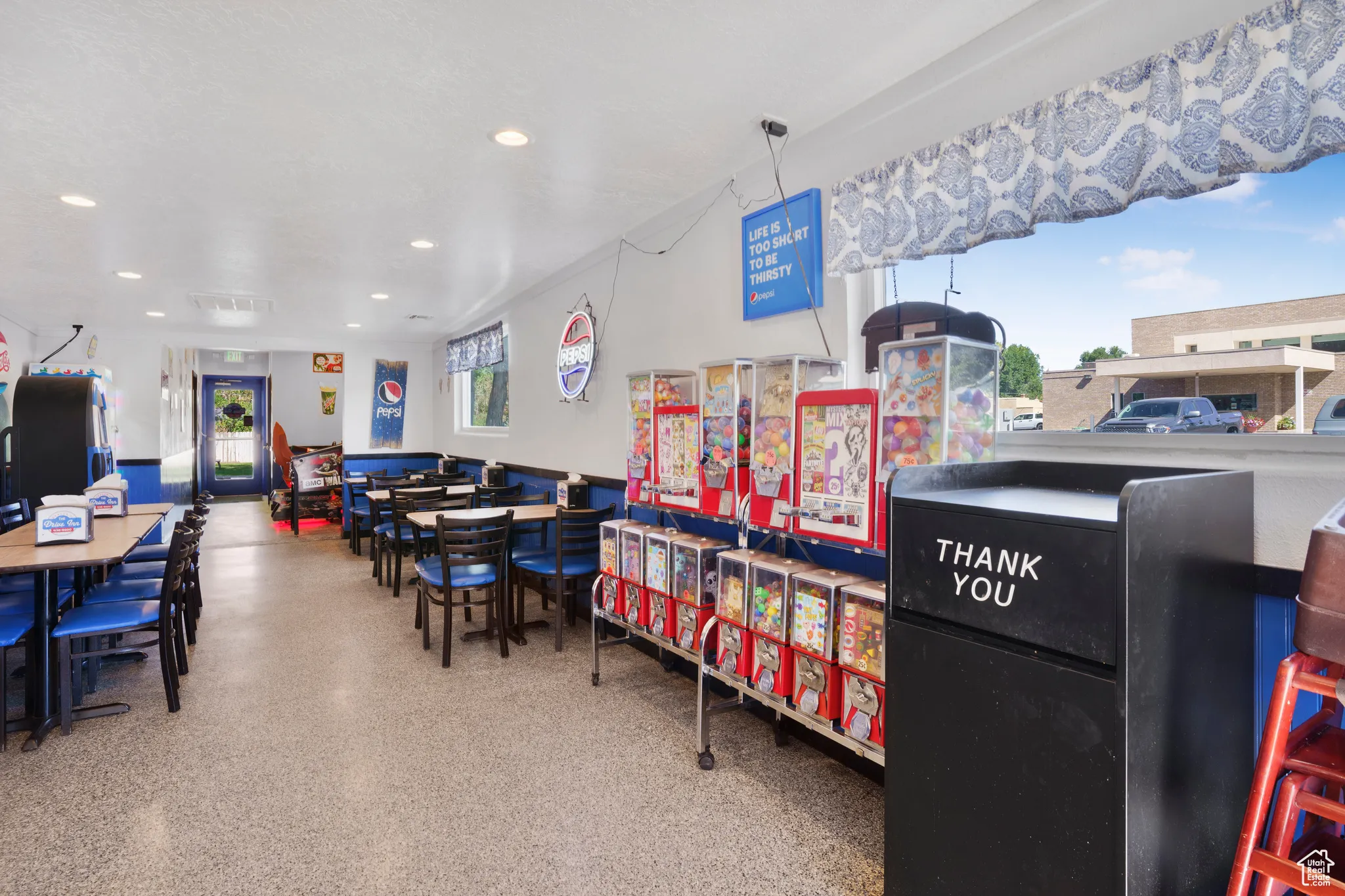 Recreation room featuring recessed lighting