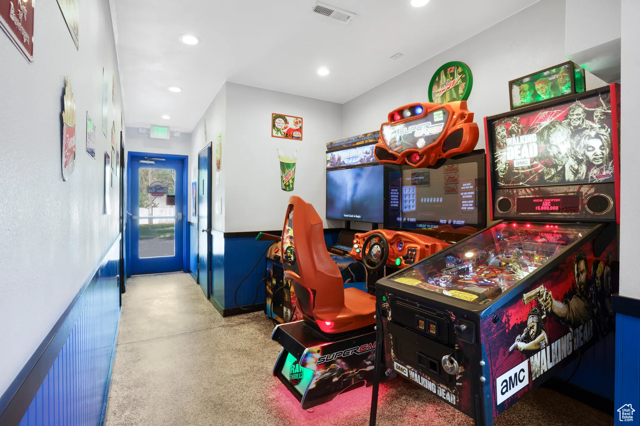 Recreation room featuring recessed lighting