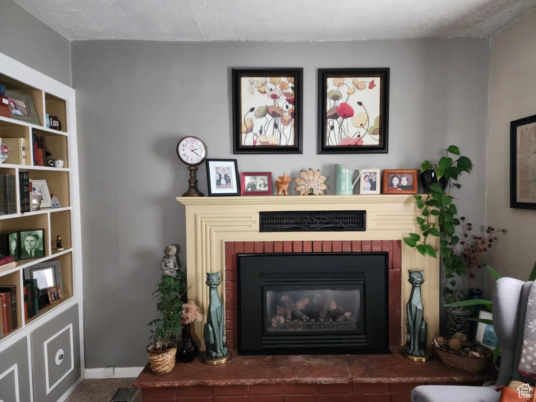 Detailed view of a fireplace and a textured ceiling