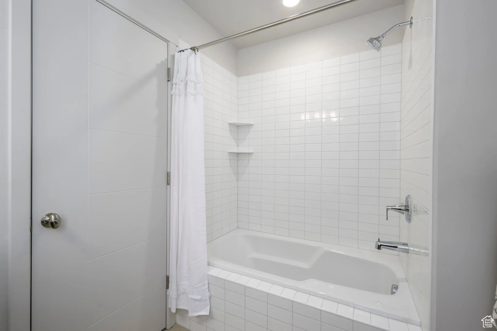 A fresh, clean space your guests will love-bright, bright, and beautifully simple.