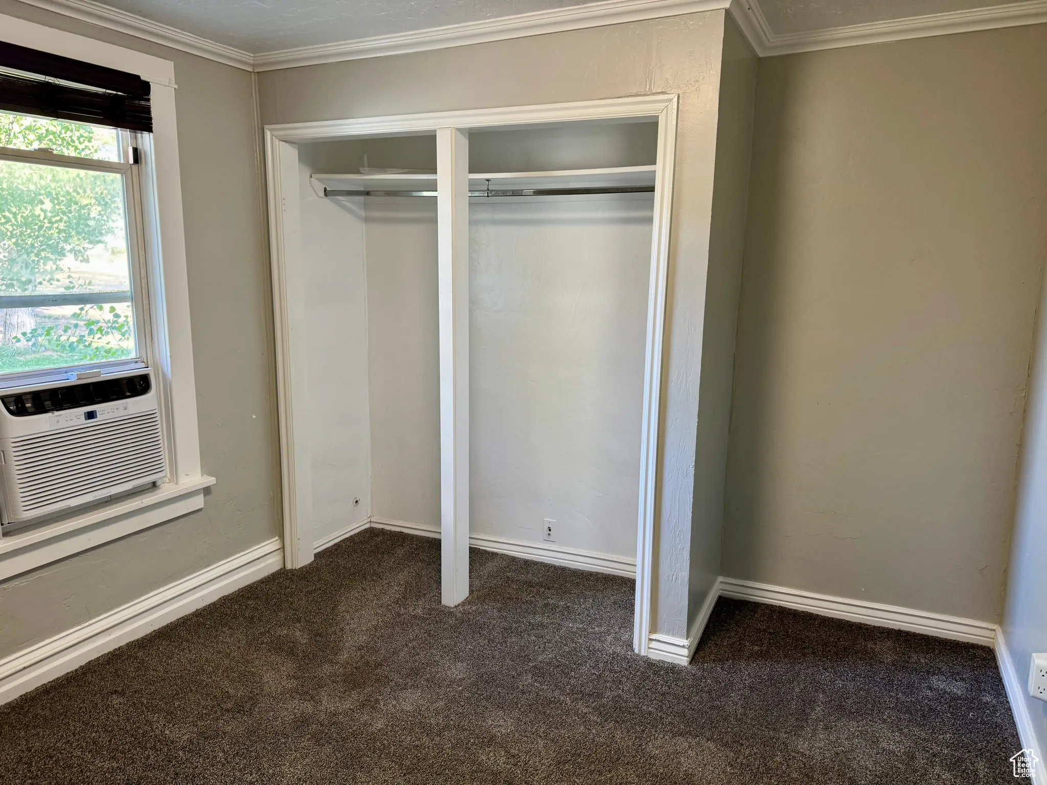 Closet with cooling unit