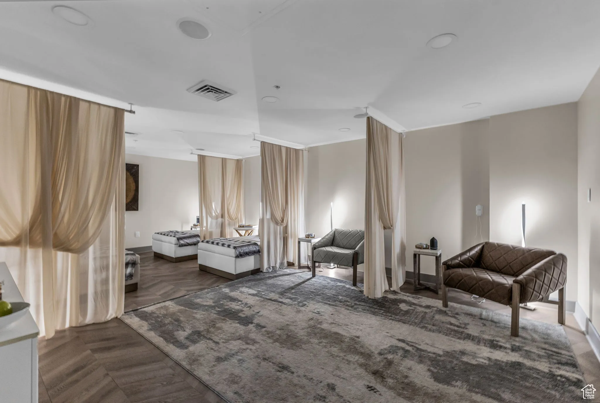 Sitting room featuring baseboards