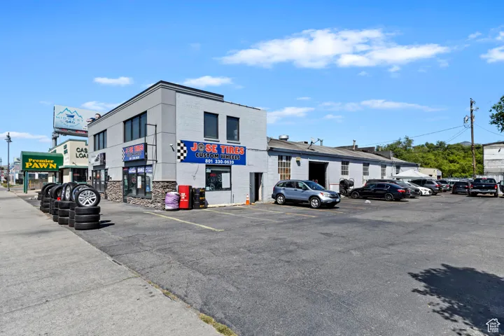 View of commercial location with uncovered parking