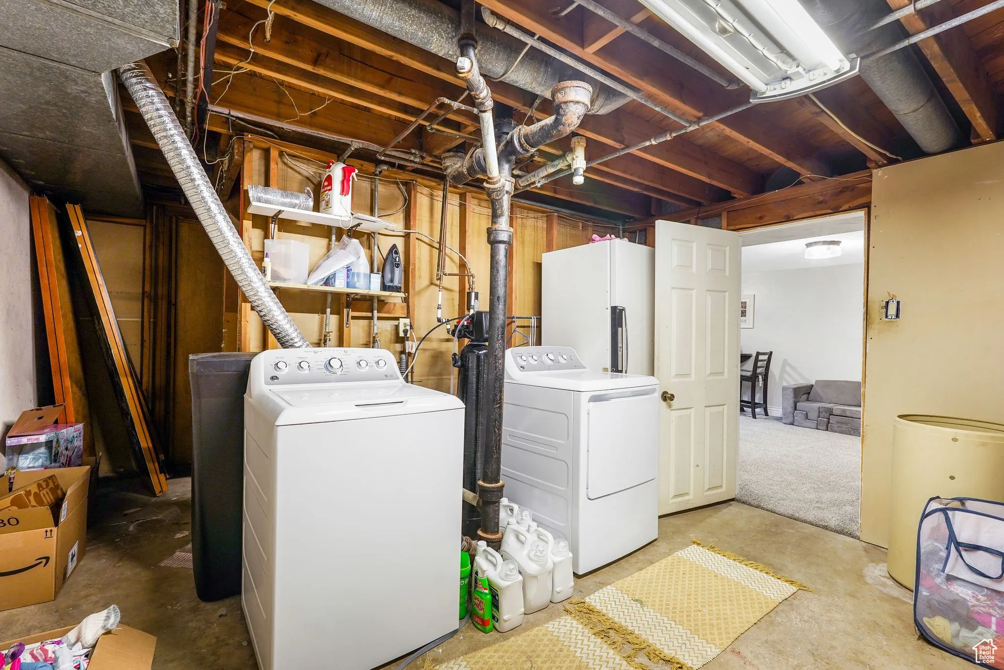 Washroom with independent washer and dryer
