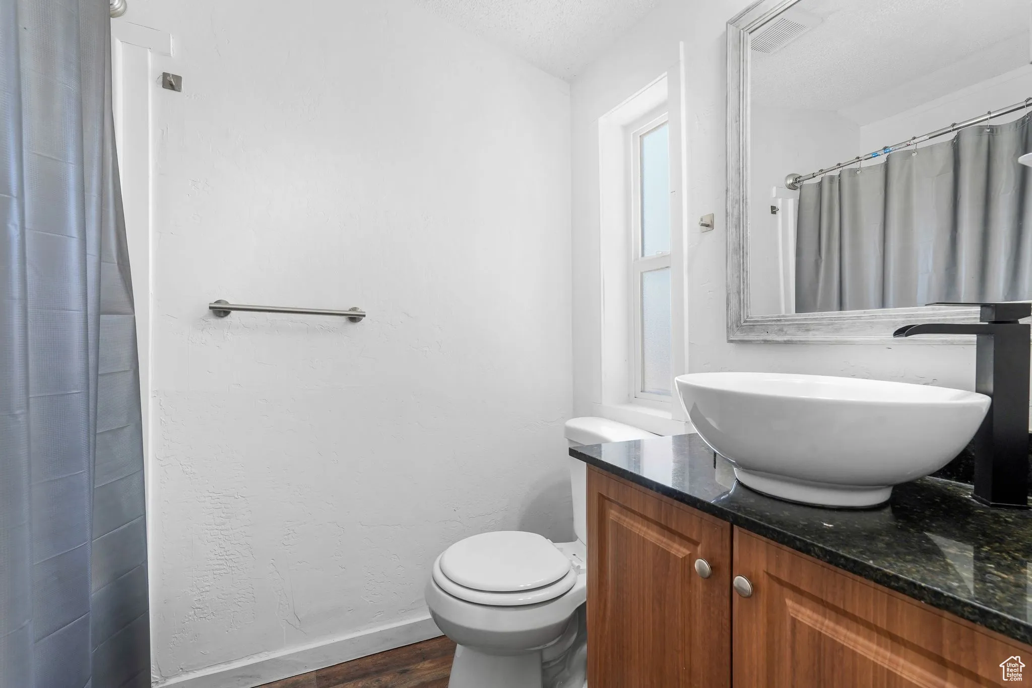Full bathroom in primary bedroom