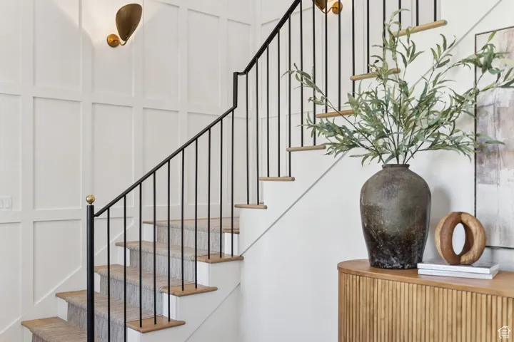 Staircase with a decorative wall