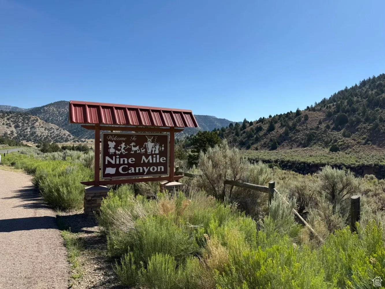 Community / neighborhood sign featuring a mountain view