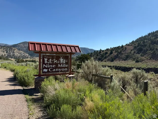 Community / neighborhood sign featuring a mountain view
