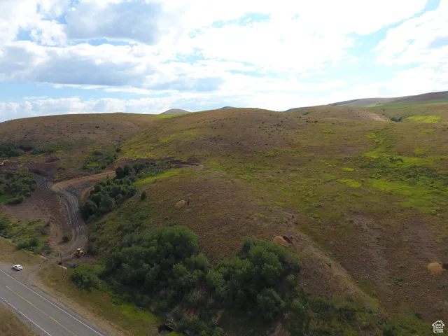 Aerial view of property's location featuring mountains