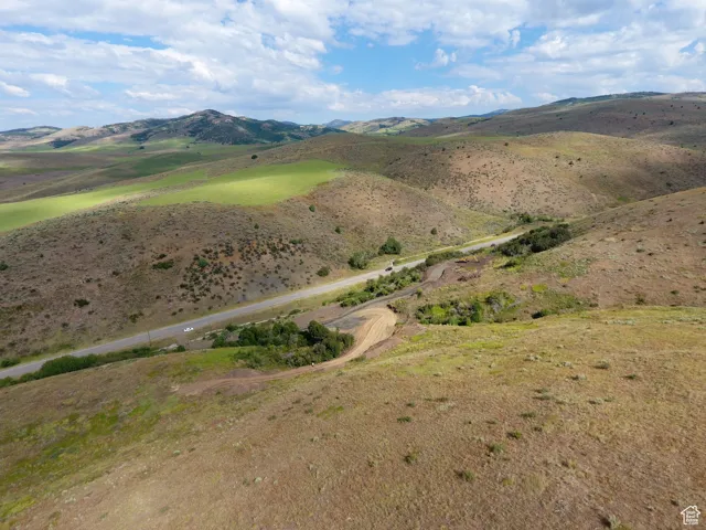 Aerial view of property's location featuring mountains
