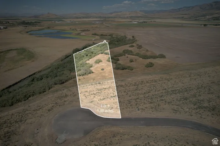 View of property location featuring rural landscape, a mountain backdrop, and property parcel outlined