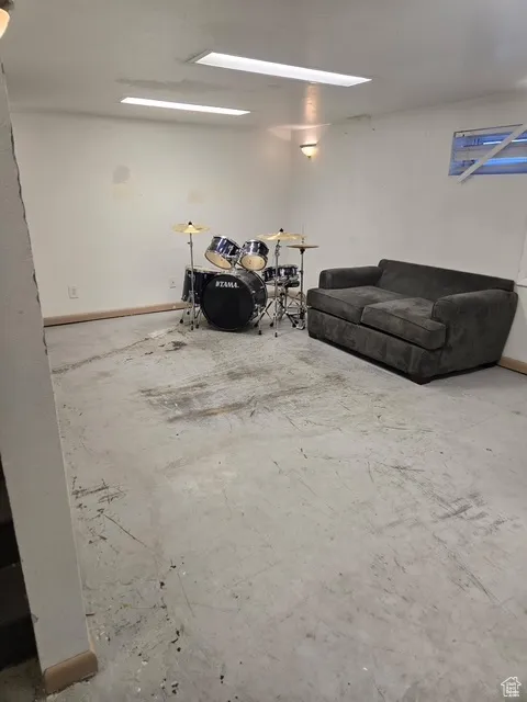 Living room with concrete flooring and baseboards