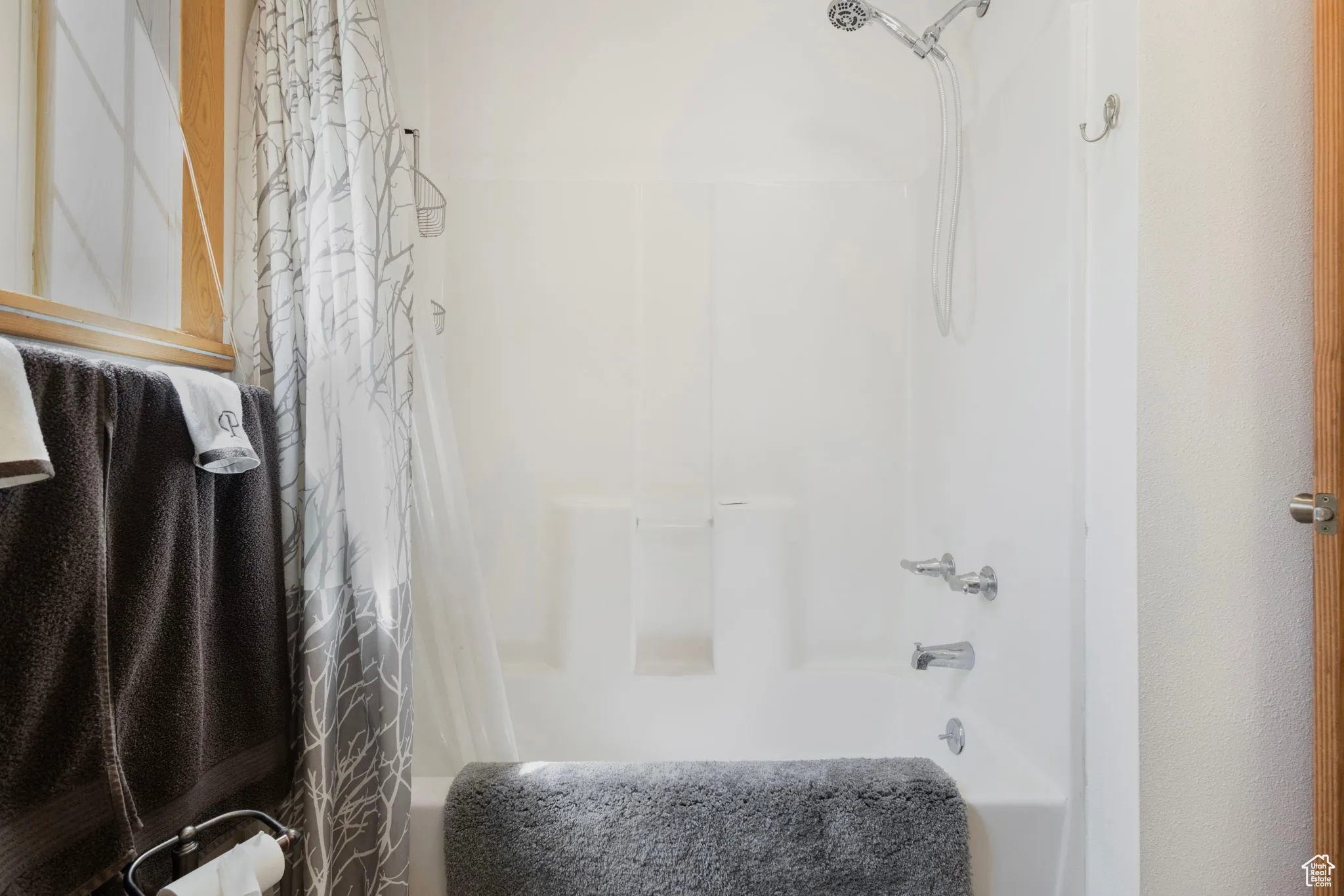 Full bath with shower / bath combo