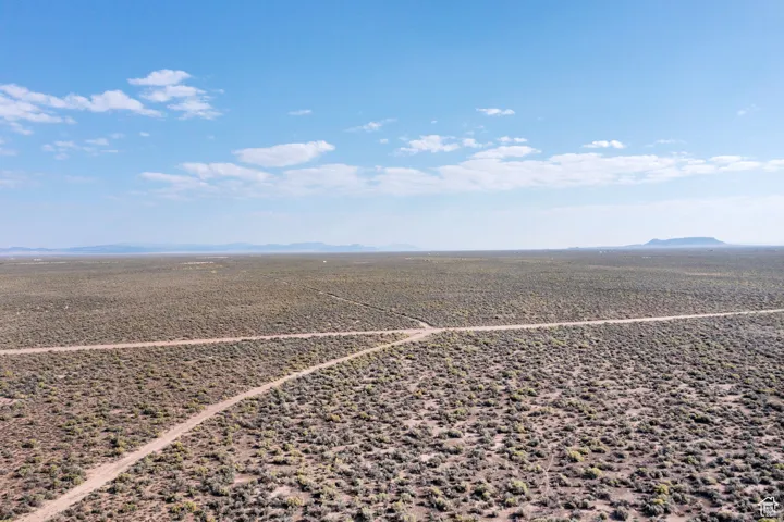 Overview of rural landscape featuring mountains and a desert landscape