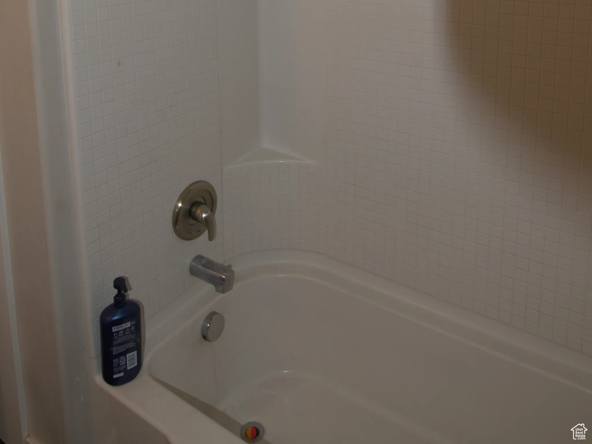 Detailed view of a bath
