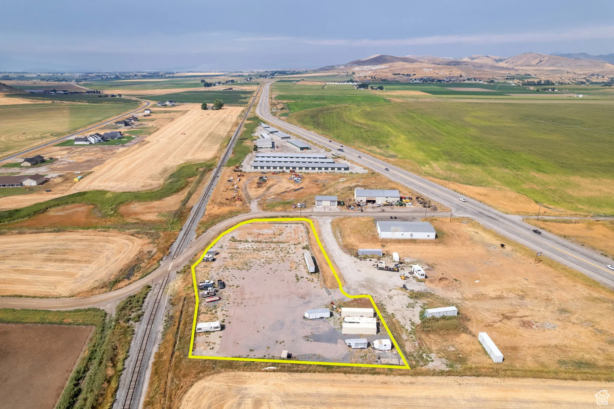 View of property location featuring property boundaries highlighted and a mountainous background