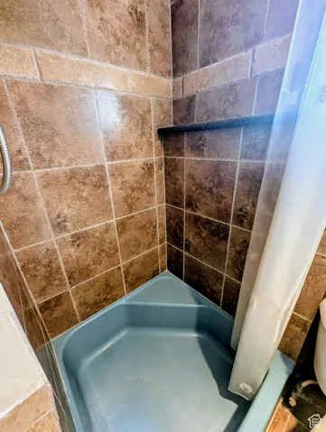 Bathroom with shower / tub combination