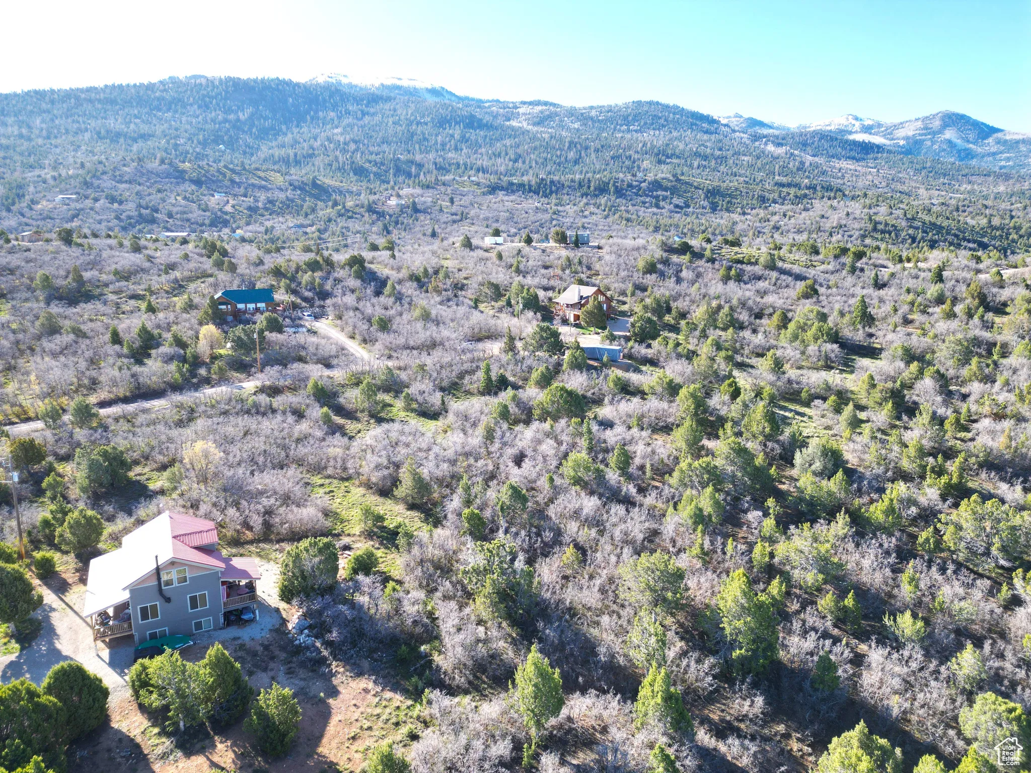Aerial overview of property's location featuring a mountain backdrop