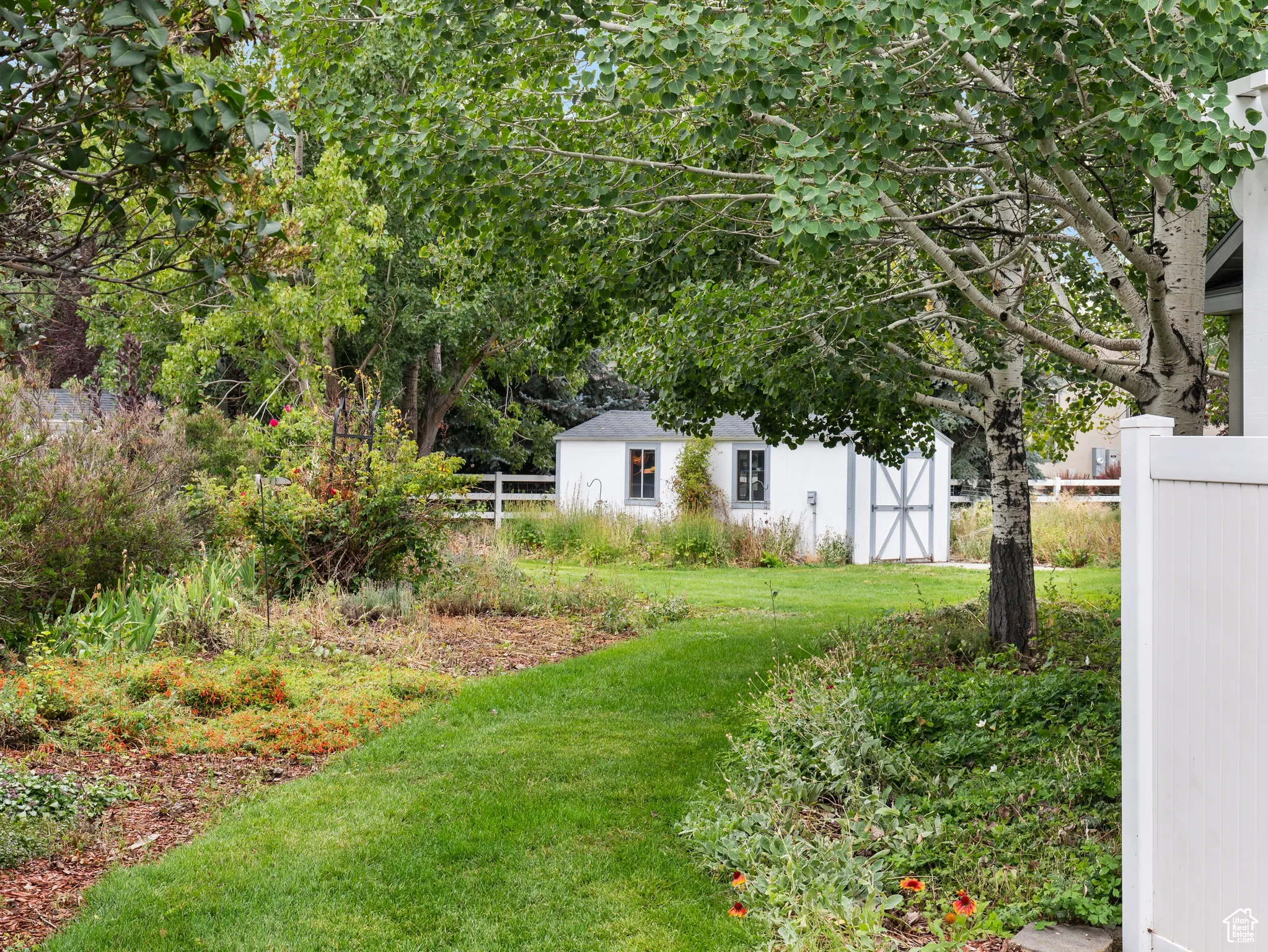 View of yard featuring an outbuilding