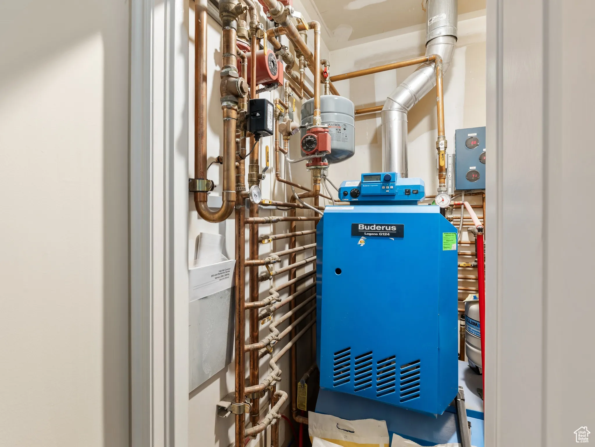 Utility room with a heating unit