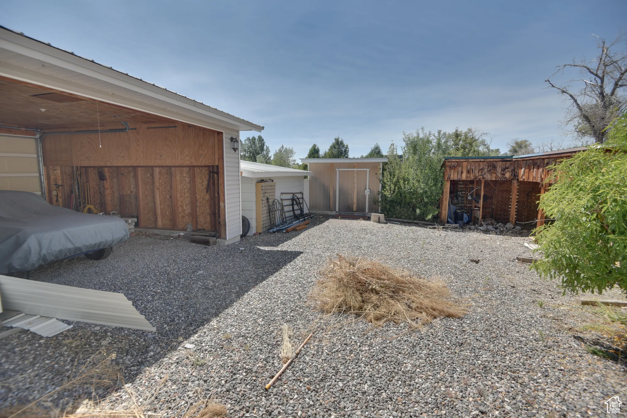 View of yard featuring an outdoor structure