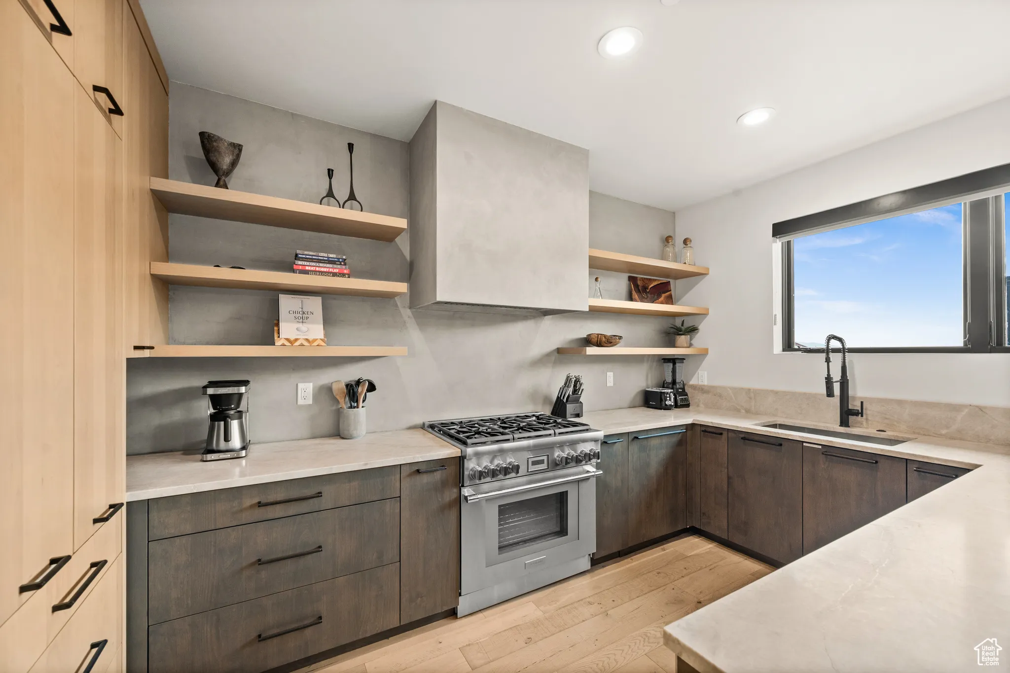 The wide countertops, peninsula and 6-top stove allow plenty of room for appliances, cooking and noshing with the family or friends.