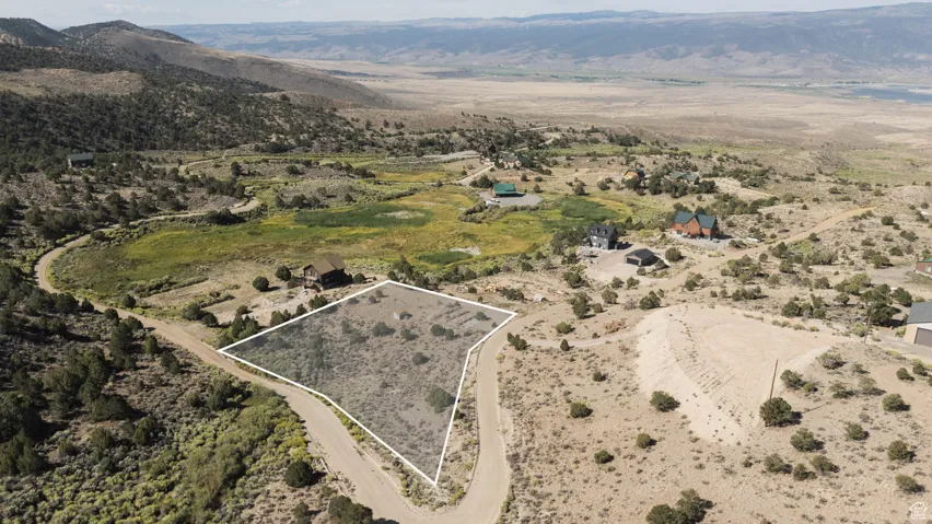 Aerial view of property's location featuring property boundaries highlighted and mountains