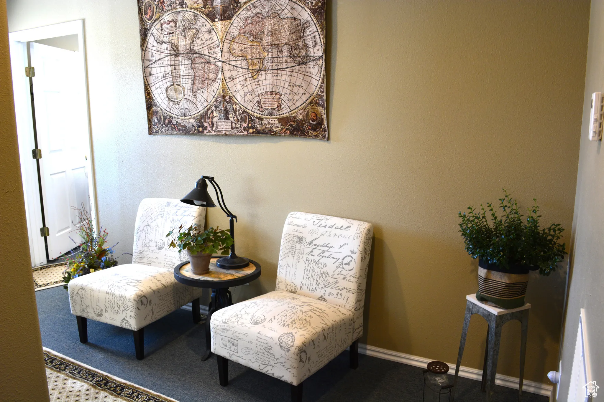 Living area with a textured wall and carpet floors