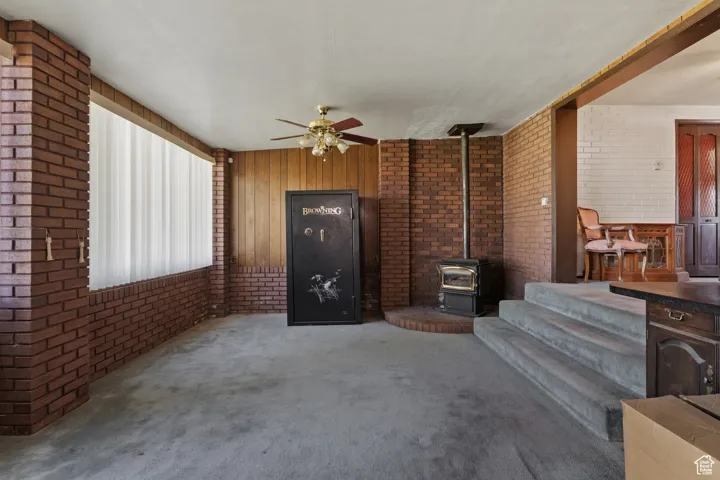 Property entrance with a ceiling fan
