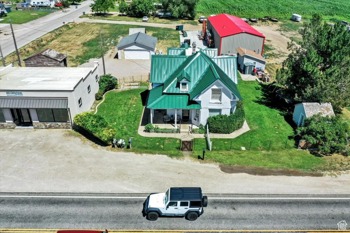 Aerial view of property and surrounding area