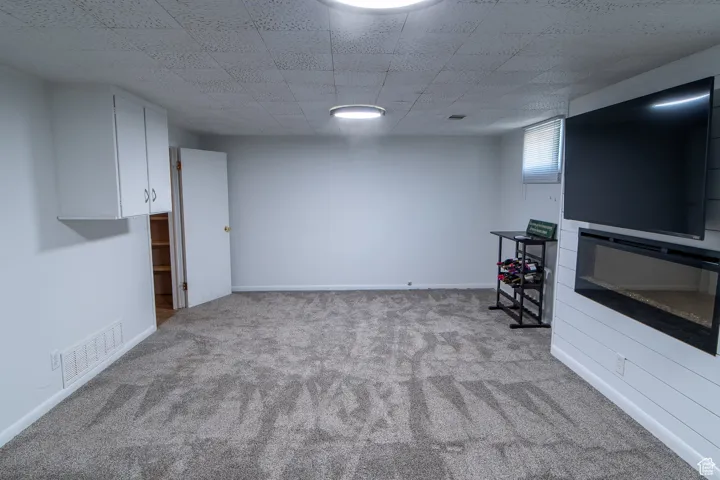 family room with carpet