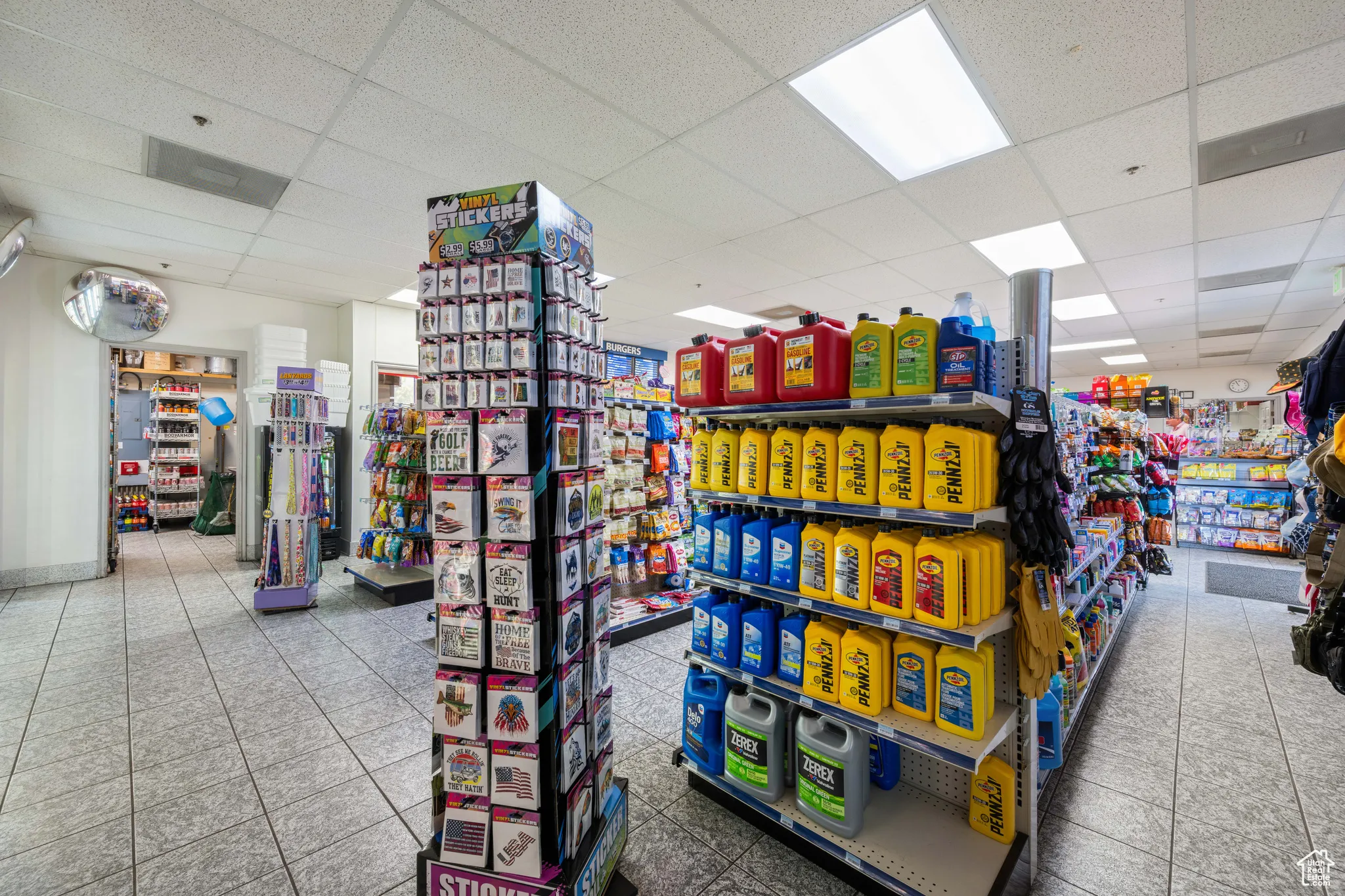 Miscellaneous room with a drop ceiling