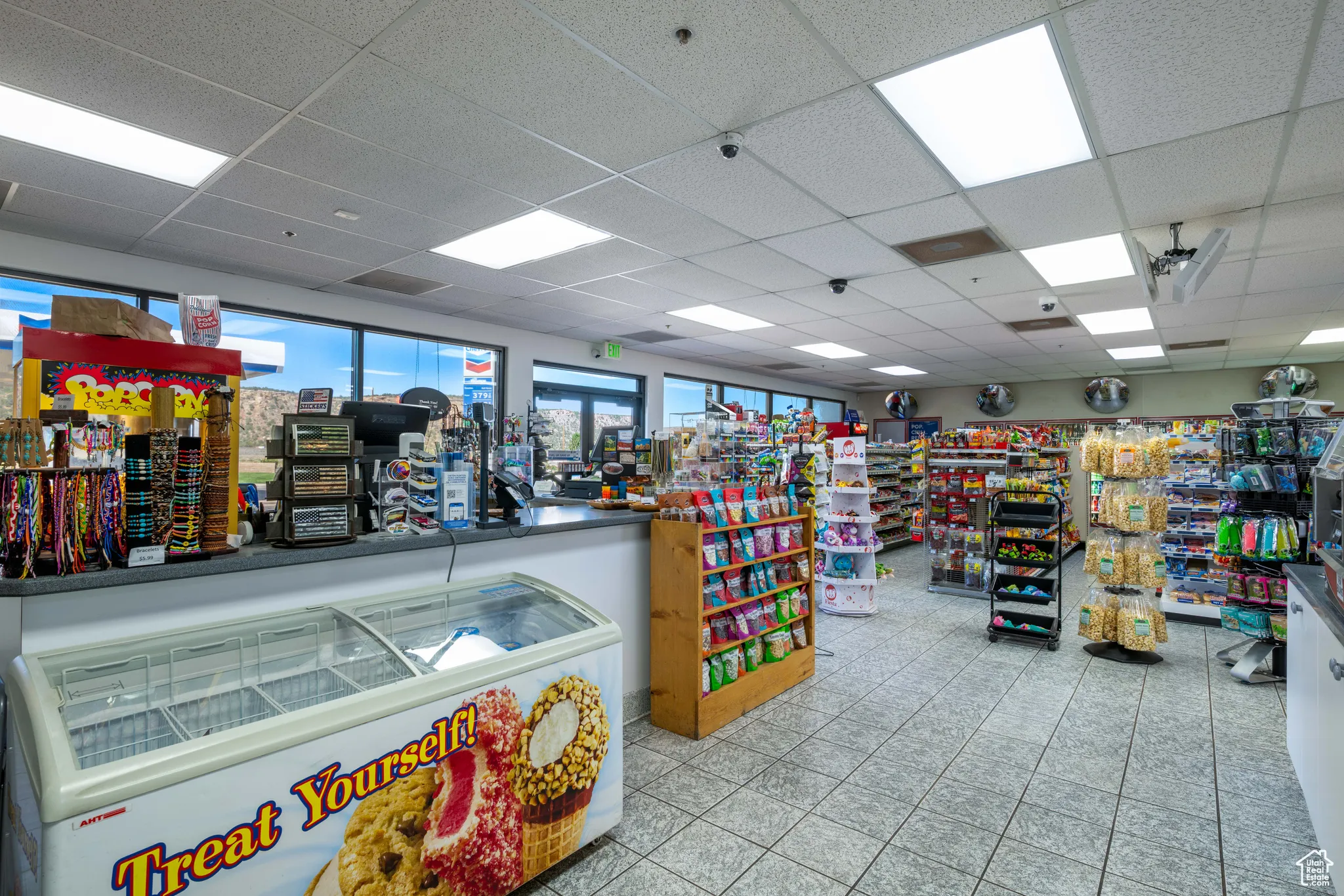 Misc room featuring a drop ceiling