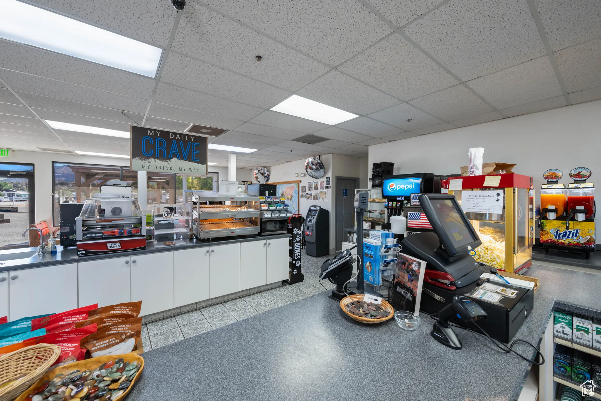 Miscellaneous room featuring a drop ceiling