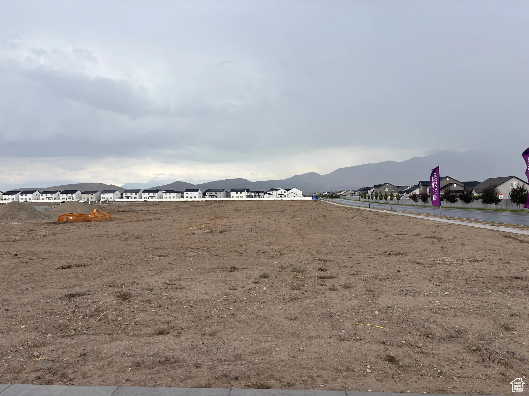View of yard with a residential view